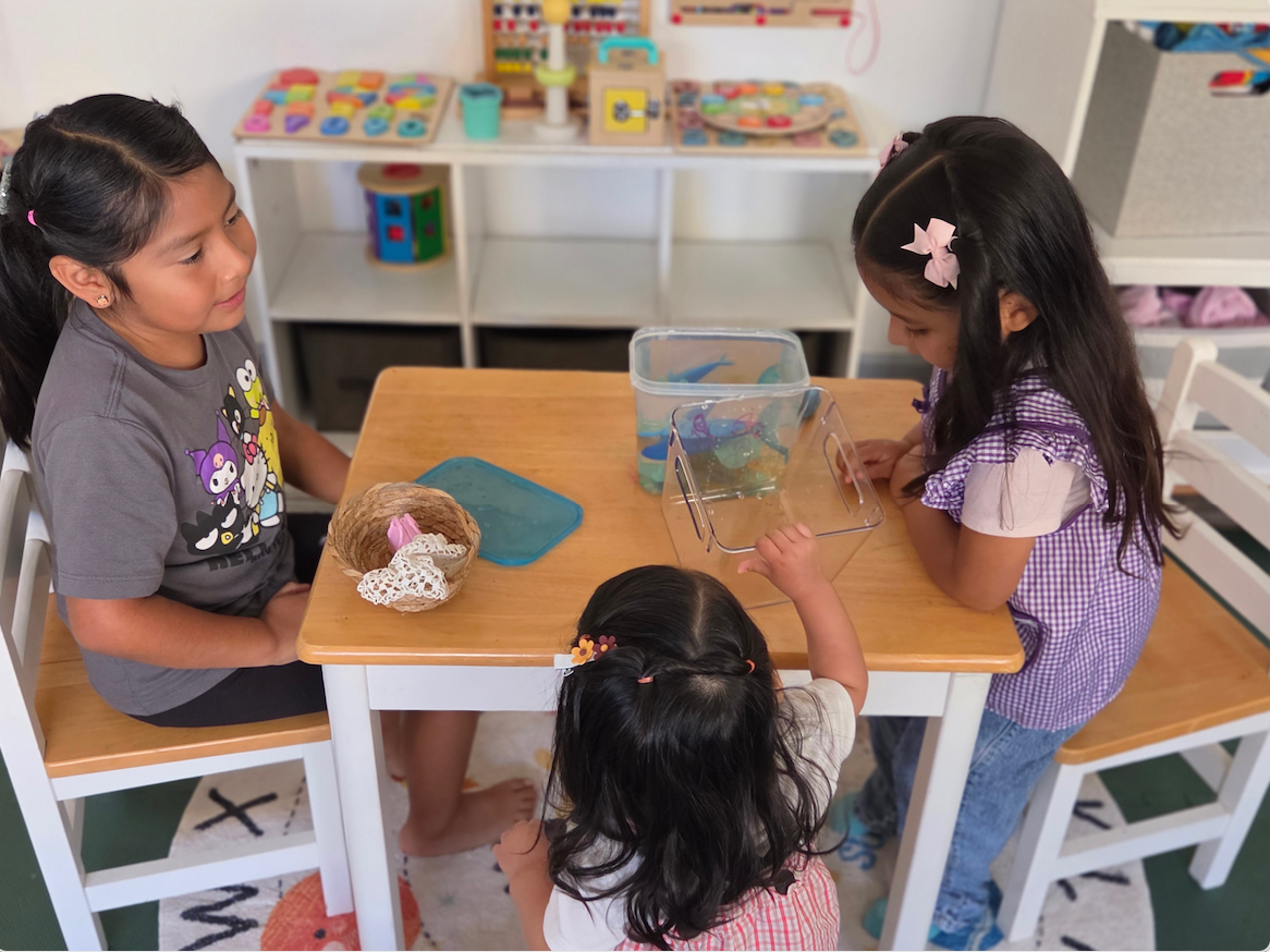 Niñas participando en una actividad sensorial