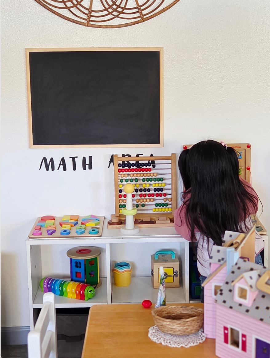Niña explorando materiales de matemáticas