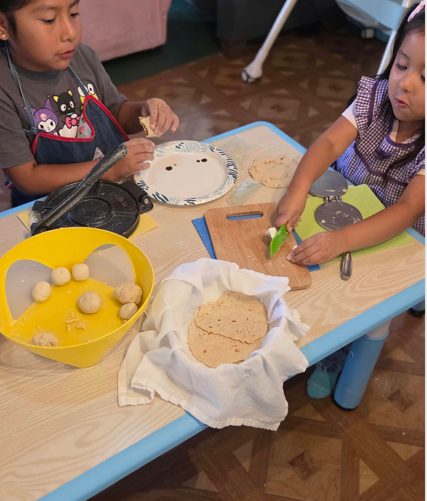 Niñas preparando tortillas durante una actividad práctica